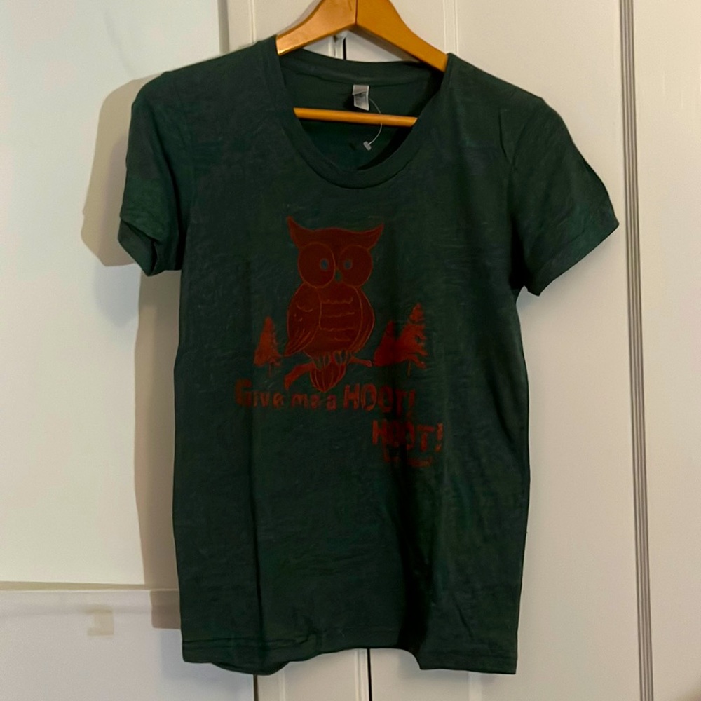 ✅ NWOT AMERICAN APPAREL “The 50/50 Shirt” Short Sleeve Owl Graphic Tee Top Green